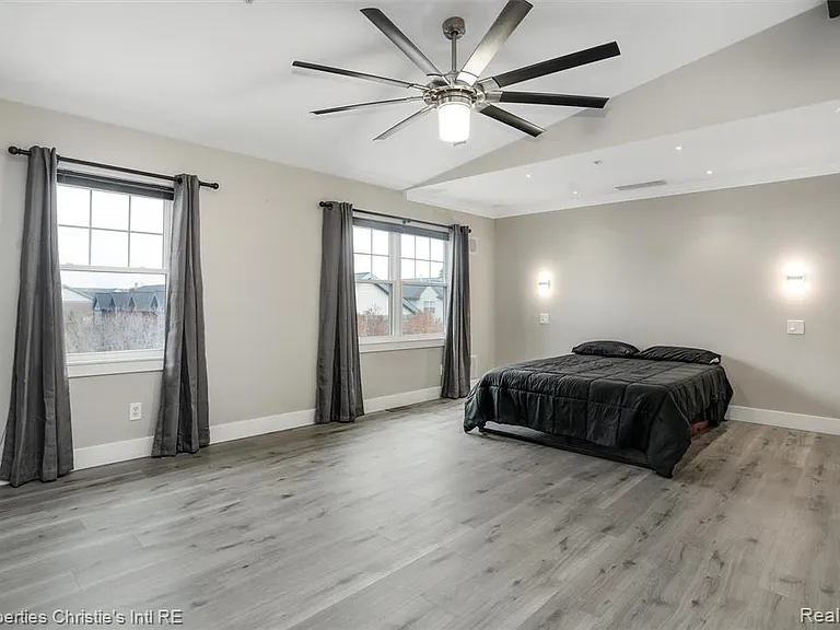 2542 Woodward Ave — Photo 16
