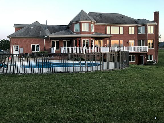 Backview, lakeside w/pool