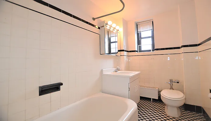 Rented by Manhattan Realty Group | media 23