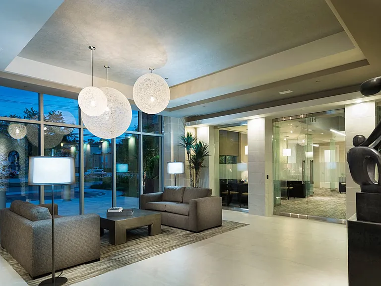 Impressive entrance with direct access to the Leasing Office