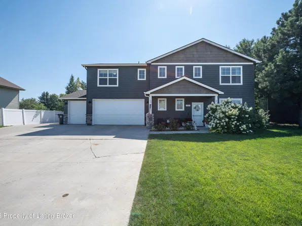 711 28th St W, Dickinson, ND 58601