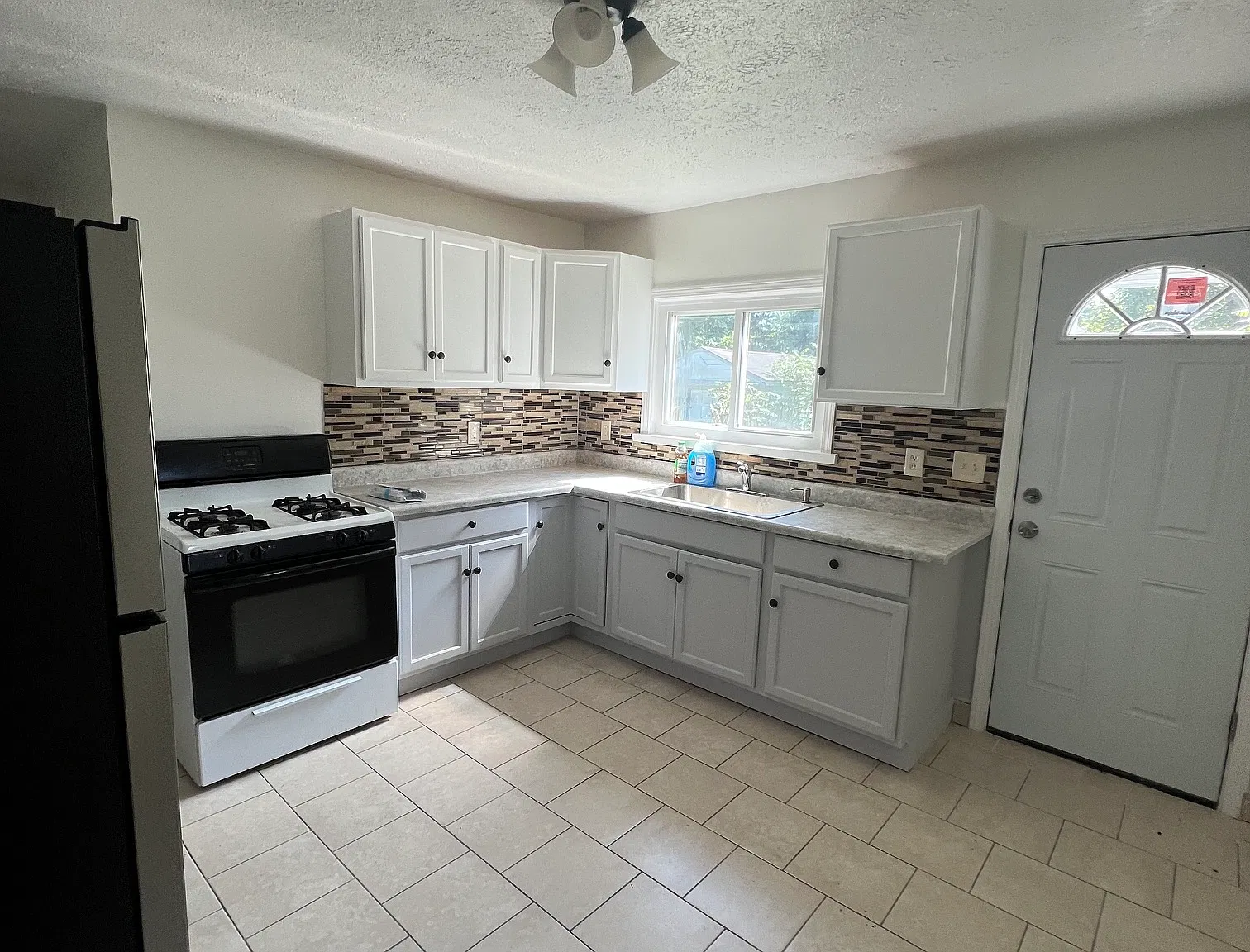 3 bed, 1044 sqft, $1,500 — Photo 2