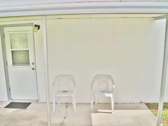 3rd image of 3216 Oxford Dr W