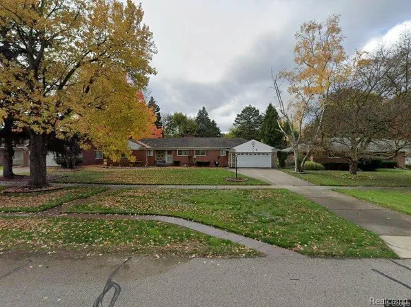 18841 Rainbow Dr, Lathrup Village, MI 48076