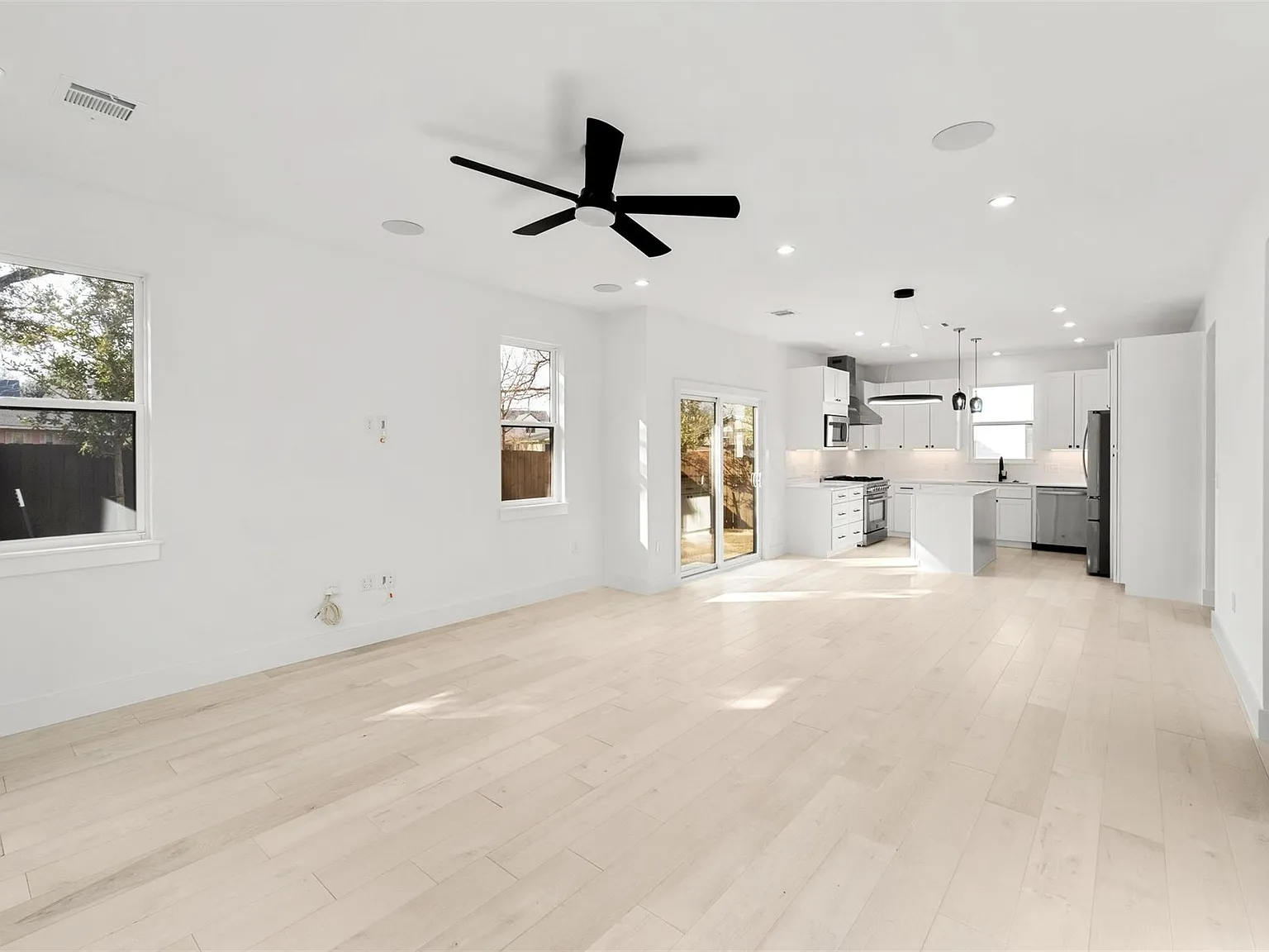 4 bed, 3.0 bath, 2381 sqft, $4,700 — Photo 2