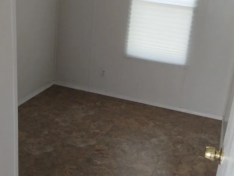 143 SE Laurence Ct — Photo 19