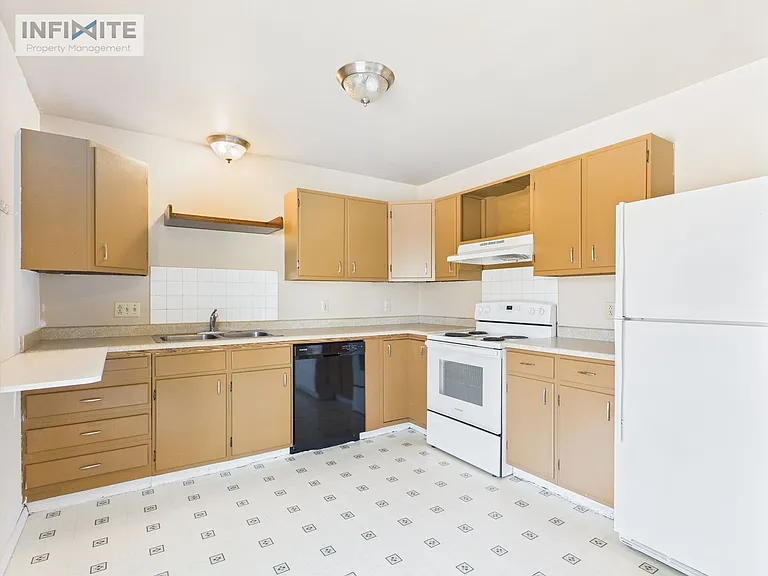 323 N 16th Ave — Photo 1