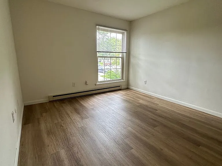 University Park Apartments near Cornell University — Photo 633