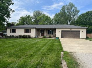 304 Pershing Ct E, Philo, IL 61864