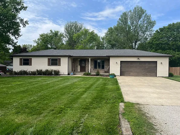 304 Pershing Ct E, Philo, IL 61864