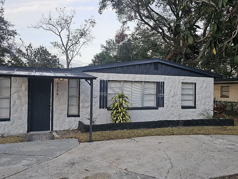 4306 E Clifton St — Photo 1