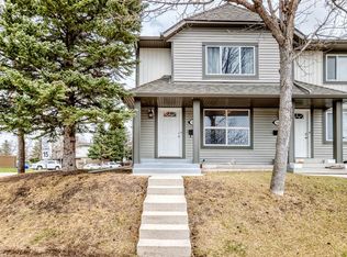 534 W Woodbine Blvd SW, Calgary, AB T2W4Z9