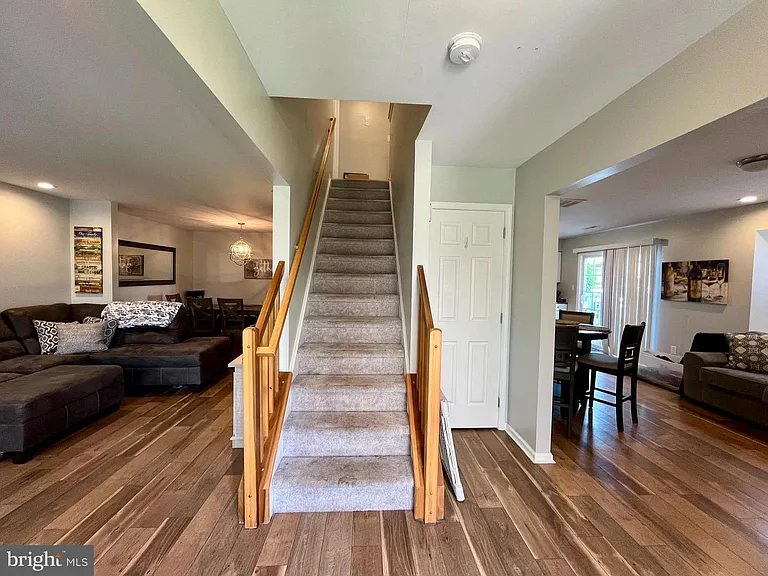 4201 Grenwich Ln — Photo 3