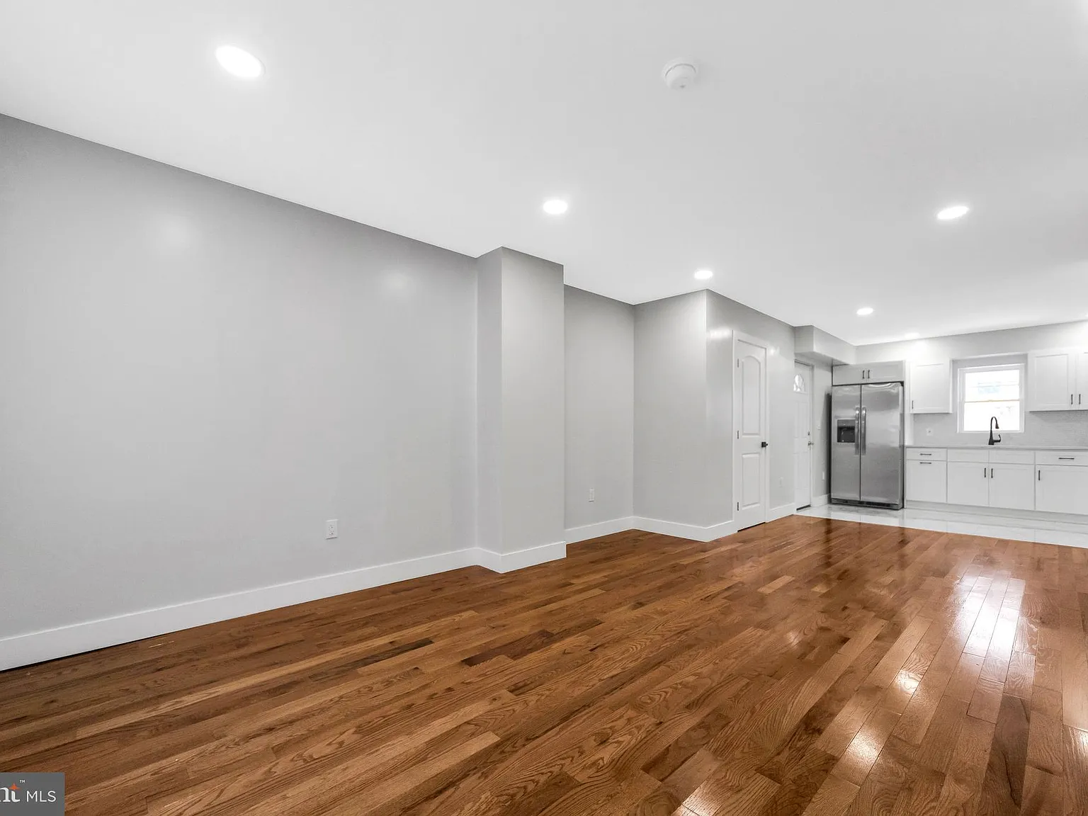 3 bed, 1.5 bath, 1054 sqft, $1,500 — Photo 2