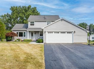 18 Charter Cir, Rochester, NY 14606