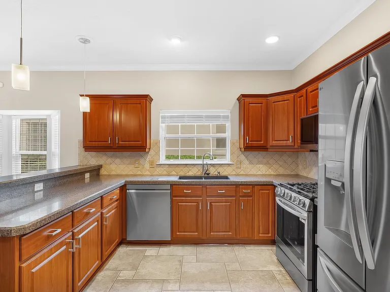 506 Lakeway Dr — Photo 16
