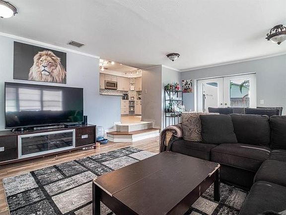 4th image of 1453 Young Ave