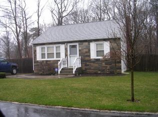 96 Hawthorne St, Mastic, NY 11950