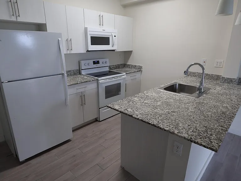 Lanai Landings Apartments — Photo 9