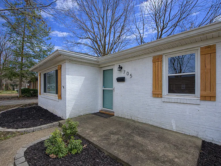 705 Briscoe Dr — Photo 1