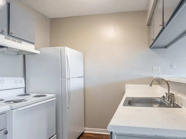 Albion Apartments — Photo 8