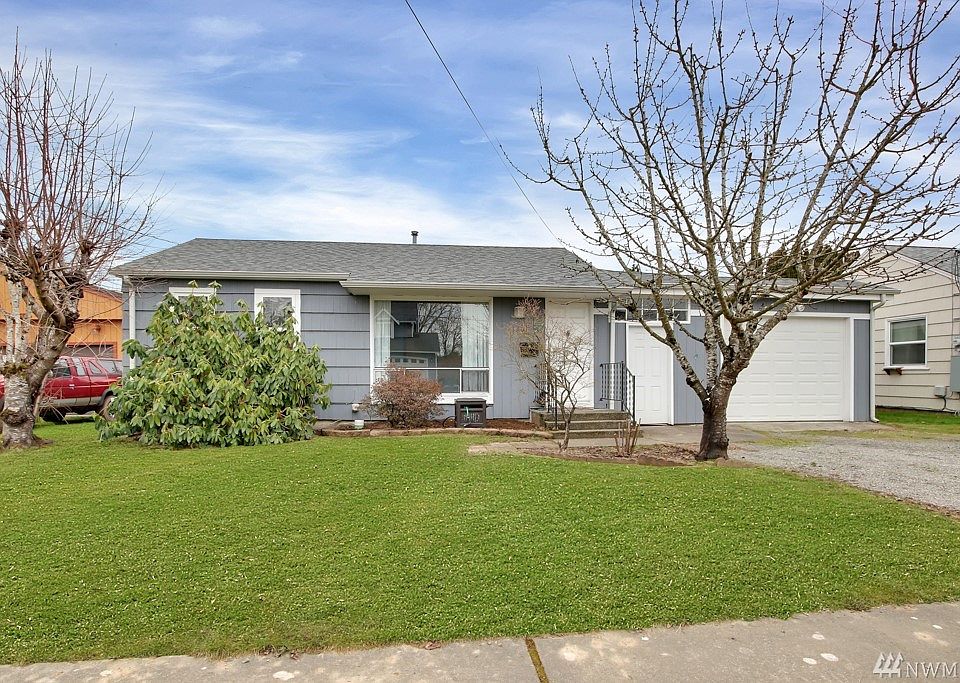 Charming 2 bedroom rambler with convenient downtown location!