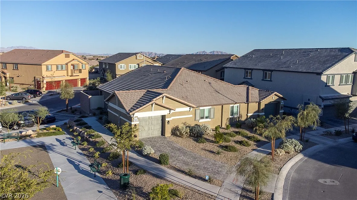 3 bed, 2.0 bath, 1198 sqft, $2,100 — Photo 2