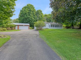 404 Jayne Rd, Fenton, MI 48430
