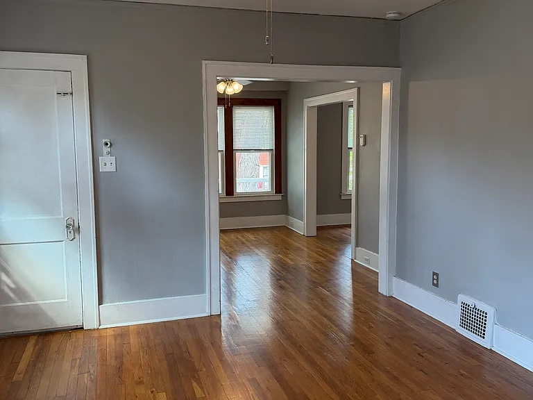 1052 Beaconsfield Ave — Photo 4