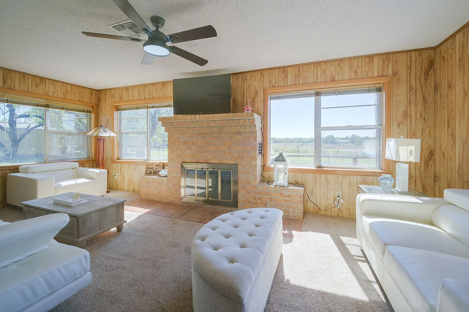 3 bed, 2.0 bath, 1496 sqft, $4,032 — Photo 2
