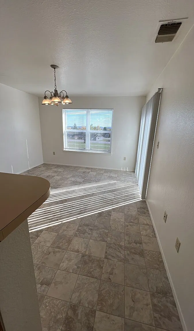 3 bed, 2.5 bath, 1328 sqft, $1,670 — Photo 3
