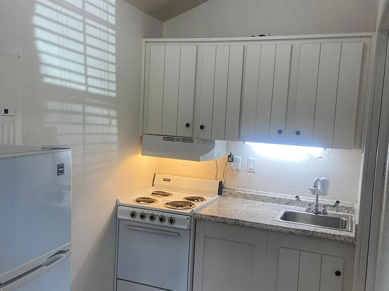 135 Edgehill Dr — Photo 5
