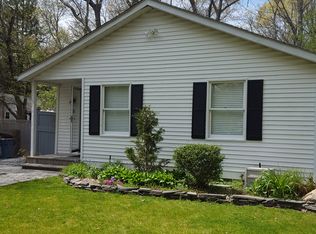 35 Hanson St, Coram, NY 11727