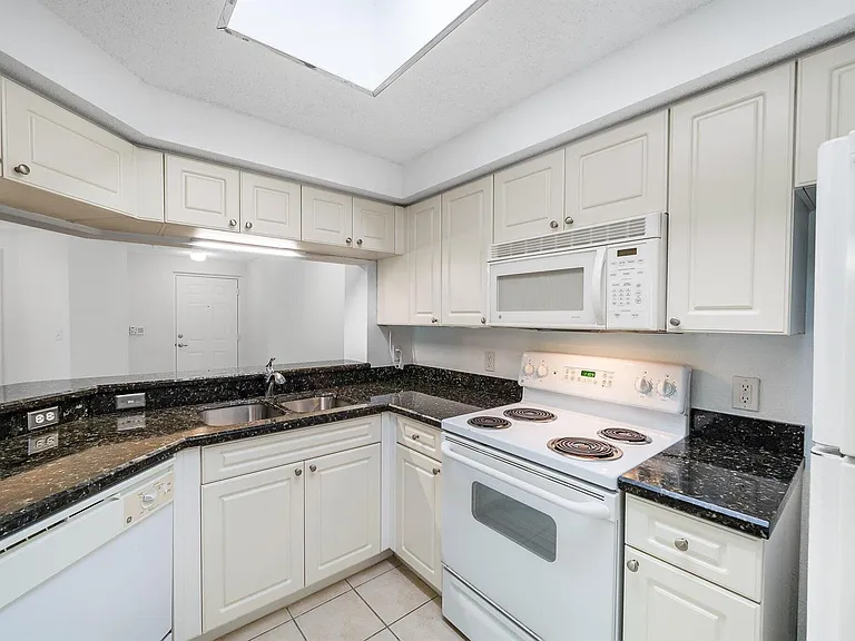 3020 Alcazar Pl #202 — Photo 28