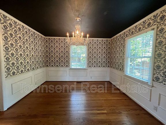 3rd image of 2814 Mirror Lake Dr