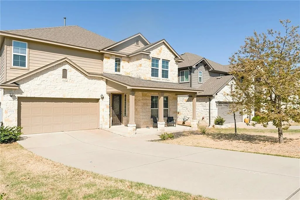 5 bed, 2.5 bath, 2762 sqft, $2,700 — Photo 2