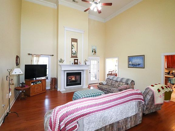 4th image of 229 Bay Colony Ct