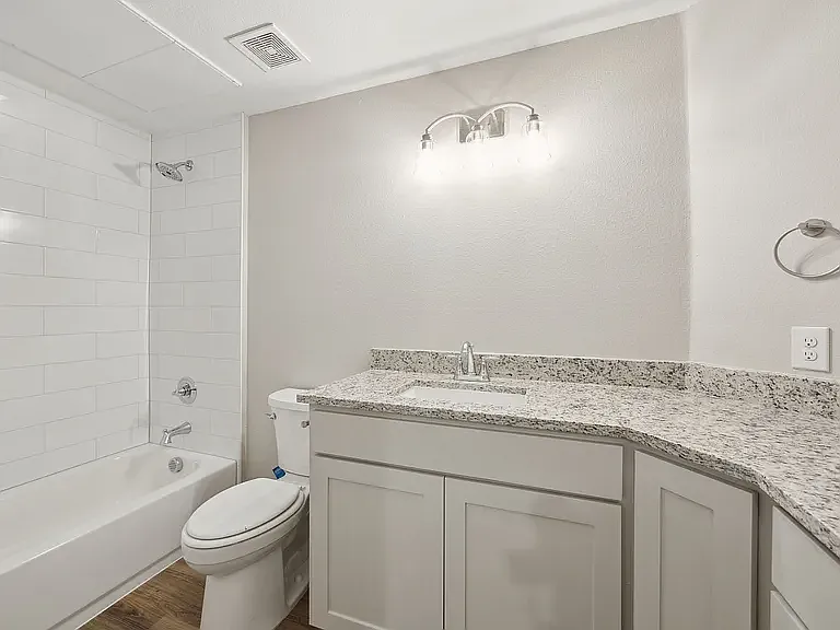 2 bed, 1121 sqft, $2,250 — Photo 2