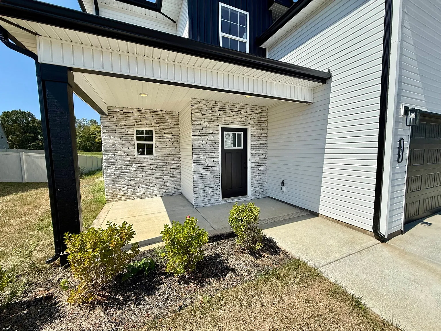 3 bed, 2.5 bath, 1850 sqft, $2,300 — Photo 3