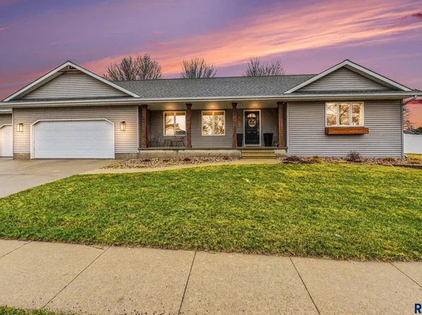 1411 Evergreen Dr, Luverne, MN 56156