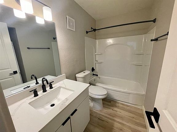 3rd image of 610 1/2 W 30th St #210