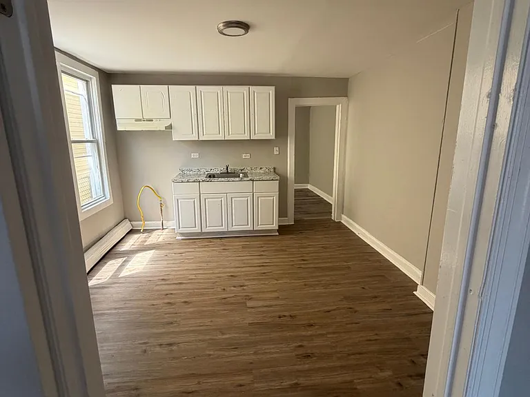 186 N 12th St #1B — Photo 9