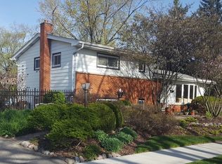 704 Eastman Dr, Mount Prospect, IL 60056