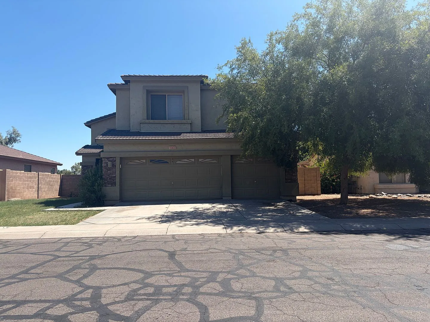 4 Bedroom Chandler Rental Vaulted Ceilings, Primary Deck, 3-Car Garage — Photo 2