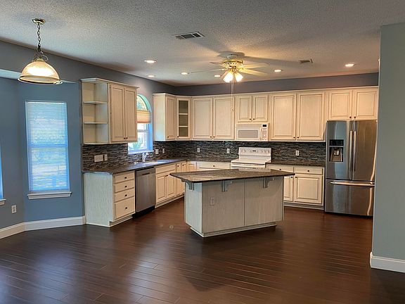 3rd image of 2020 Plantation Oaks Dr