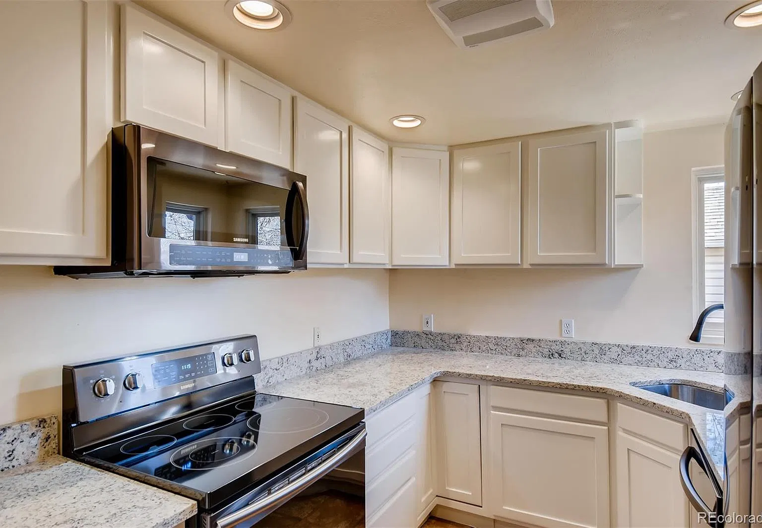 1673 Clinton St — Photo 2
