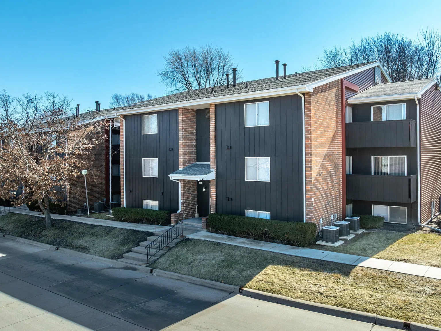 Raven Oaks Apartments — Photo 1