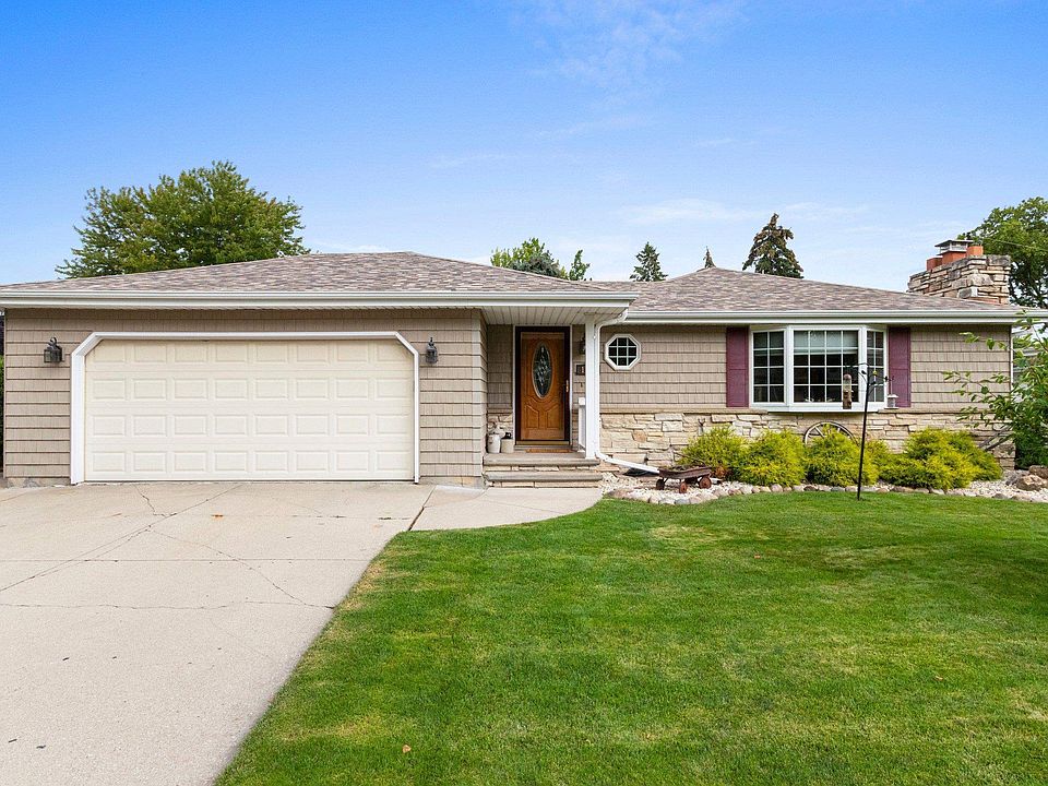 1st image of 1074 Meadow Ln