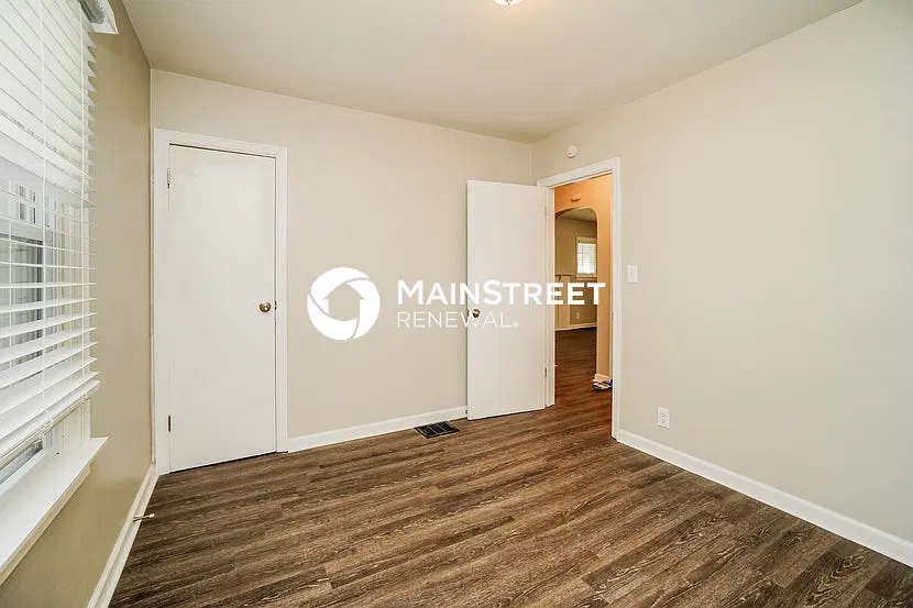 1638 Manchester Ave — Photo 2