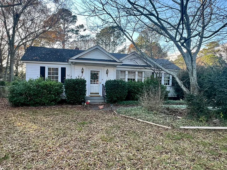 220 Gilleland Dr — Photo 2